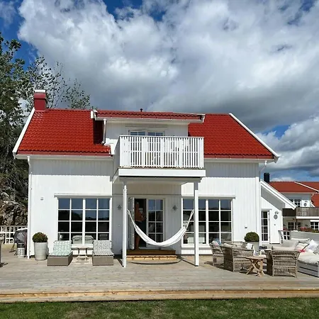 Modern & Charming Summer House Near Risor Casa de Férias